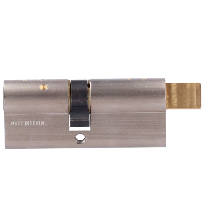 Cilindro de fechadura metálico prateado com peça em latão