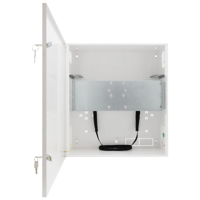 Caixa metálica branca com porta aberta e suporte interno
