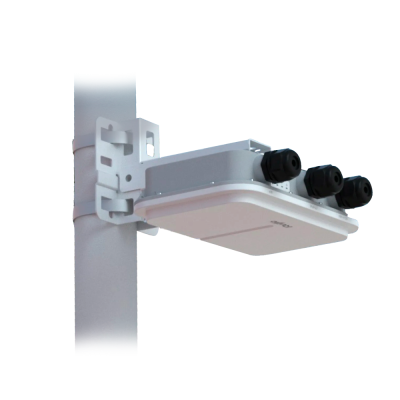 Suporte metálico branco com dispositivo retangular branco e três conectores pretos num poste branco