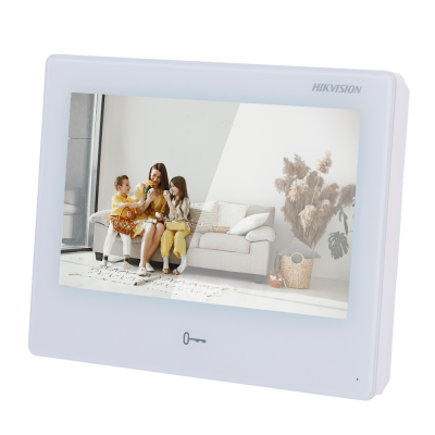 Monitor vídeo intercomunicador HIKVISION branco com ecrã a mostrar família num sofá