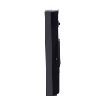 Dispositivo retangular preto visto de perfil