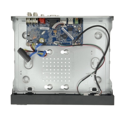 Interior de leitor de CDs com circuito azul e cabos coloridos