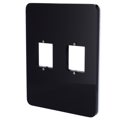 Painel preto quadrado com dois recortes quadrados e fios coloridos visíveis