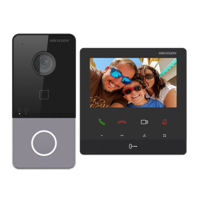 Sistema de vídeo porteiro Hikvision com câmara e ecrã digital a mostrar família em fotografia