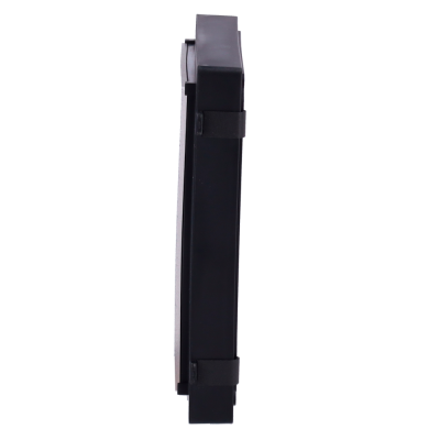 Produto eletrónico preto retangular em fundo branco