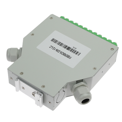 Caixa metálica cinzenta com interruptores verdes e etiqueta com código de barras.