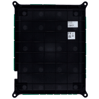 Módulo eletrônico preto quadrado com etiquetas brancas e texto