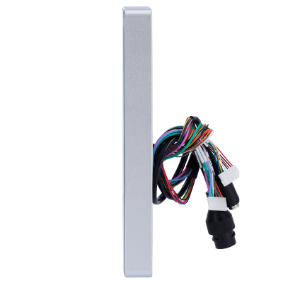 Dispositivo retangular de metal com cabos coloridos e conectores