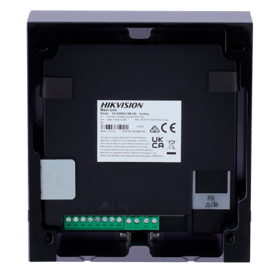 Unidade principal electrónica HIKVISION modelo DS-KH6320-WTE1 numa caixa preta com terminal verde e conector POE