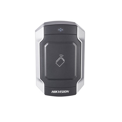 Leitor RFID HIKVISION preto e cinzento com ícone de cartão