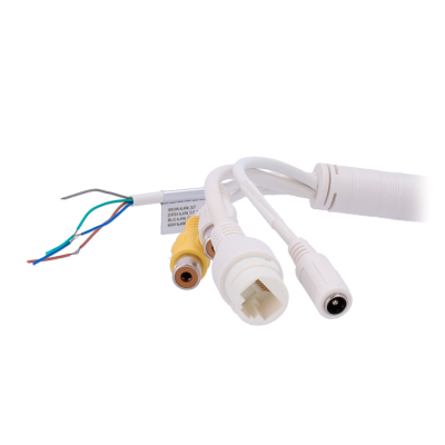 Cabos e conectores de áudio e energia com fios desencapados em fundo branco