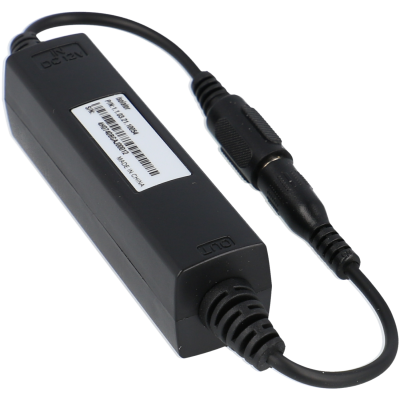 Adaptador de energia preto com cabo e etiqueta branca