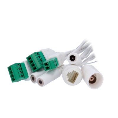 Cabos brancos com vários tipos de conectores verdes e brancos
