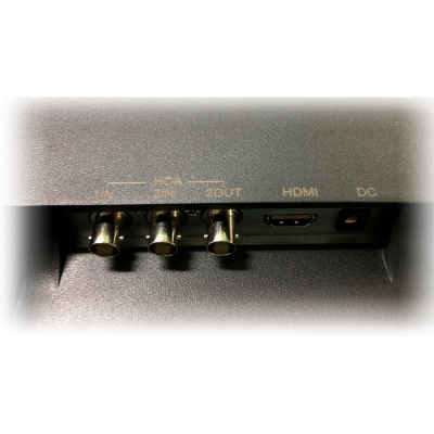 Portas de ligação de dispositivo eletrónico preto, incluindo RCA, HDMI e DC