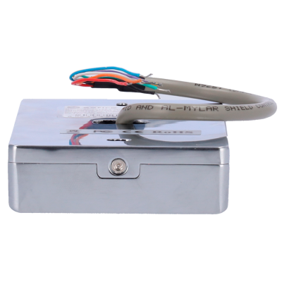 Caixa metálica com cabo de fios coloridos e texto no cabo