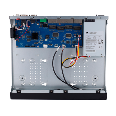 Computador aberto mostrando placa-mãe azul e estrutura metálica prateada com fios coloridos