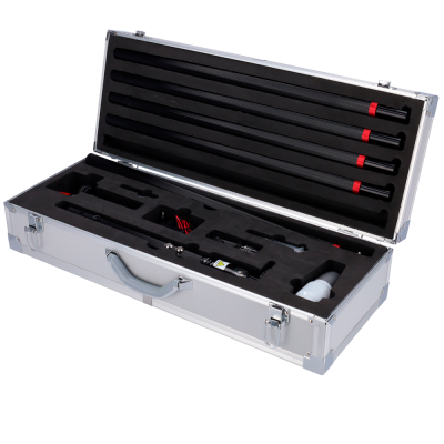 Mala metálica prateada aberta com varas pretas e acessórios em espuma preta