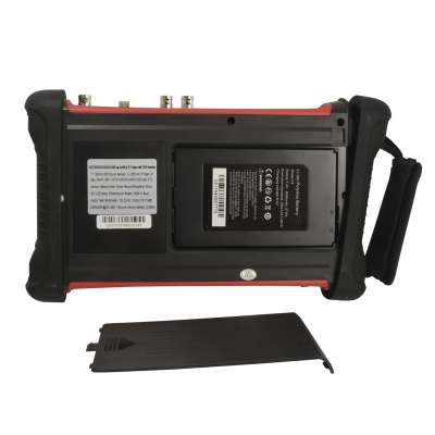 Dispositivo eletrónico preto e vermelho com bateria destacada e etiquetas com texto e código de barras