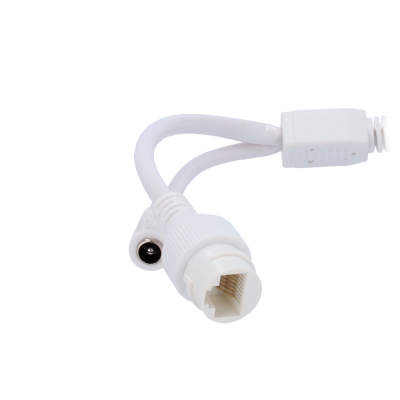 Adaptador branco com ficha RJ45, ficha redonda de alimentação e ficha USB