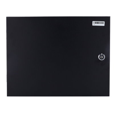 Caixa metálica preta com fechadura e etiqueta com código de barras