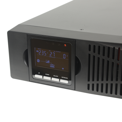 Aparelho eletrónico preto com ecrã digital e botões brancos