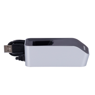 Carregador com porta USB preto em suporte prateado com cabo USB