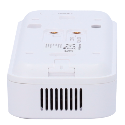 Dispositivo branco com grelha e inscrições no topo