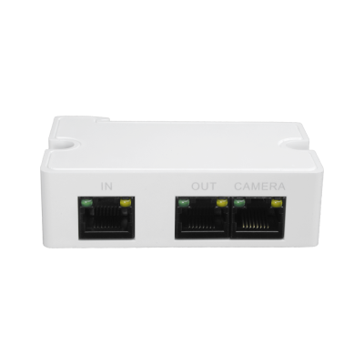 Dispositivo branco com três portas RJ45 etiquetadas IN, OUT e CAMERA