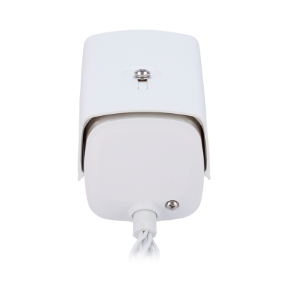 Caixa elétrica branca com cabos brancos saindo da parte inferior