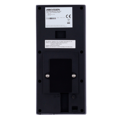 Terminal de reconhecimento facial preto da Hikvision com etiquetas e parafusos visíveis