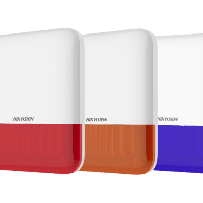 Três sirenes de alarme Hikvision com parte superior branca e inferior colorida em vermelho, laranja e azul.