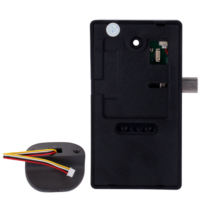 Dispositivo tecnológico branco e cinza com fios coloridos e peça preta retangular com orifícios