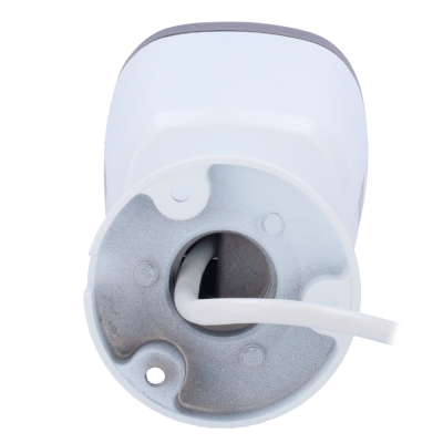 Câmara de vigilância branca vista pela base de fixação metálica