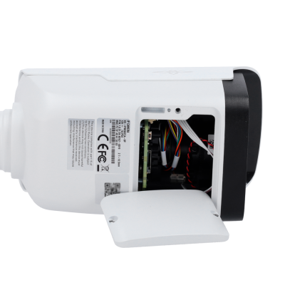 Câmara IP branca com capa aberta mostrando circuitos internos e etiqueta com texto técnico