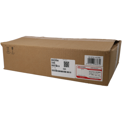 Caixa de cartão castanha com etiquetas e códigos