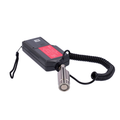 Dispositivo eletrônico com cabo espiral e sensor metálico.