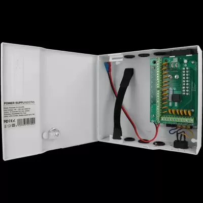 Fonte de alimentação para CCTV branca aberta com placa eletrónica verde e fios