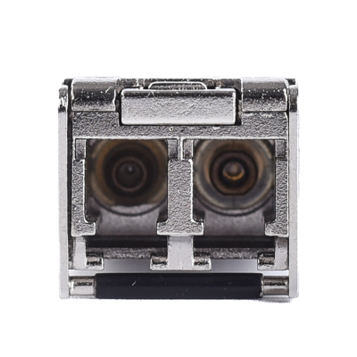 Conector metálico pequeno com duas entradas circulares.