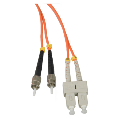 Cabo de fibra ótica com conectores pretos e brancos sobre fundo cinza