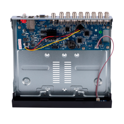 Placa eletrónica azul com múltiplos conectores coaxiais e fios numa estrutura metálica aberta