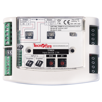 Dispositivo eletrónico TecnoFire TFM20 branco com conexões e etiquetas técnicas