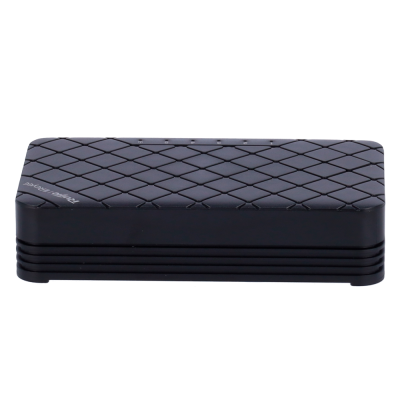 Caixa preta com padrão cruzado e texto DESIGNER no canto