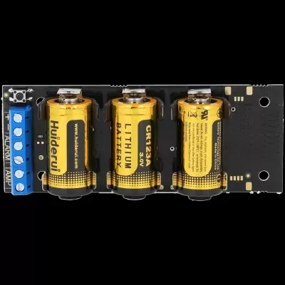 Placa eletrónica com 3 pilhas amarelas CR123A e bloco azul de terminais, fundo preto