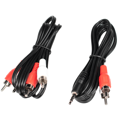 Dois cabos áudio com fichas RCA e jack 3,5 mm, cabos pretos enrolados