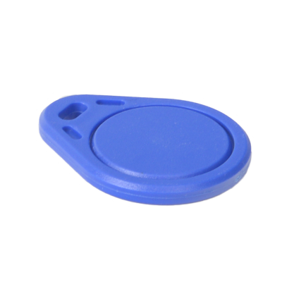 Chaveiro redondo azul de plástico com orifícios para prender