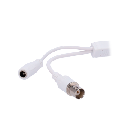 Cabo branco com conexões metálica e plástica em fundo claro