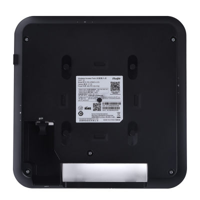 Parte inferior de dispositivo eletrônico preto com etiqueta branca central e ranhura SFP.