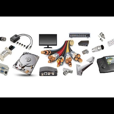 Componentes eletrónicos diversos como disco rígido, cabos de áudio e vídeo, conectores e régua de tomadas num fundo branco