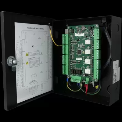 Controlador de acesso para quatro portas com placa electrónica verde dentro de caixa metálica preta
