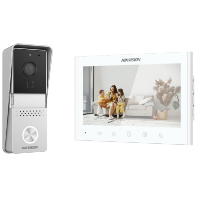 Sistema de vídeo porteiro HIKVISION com câmara exterior prateada e ecrã interior branco com imagem de família